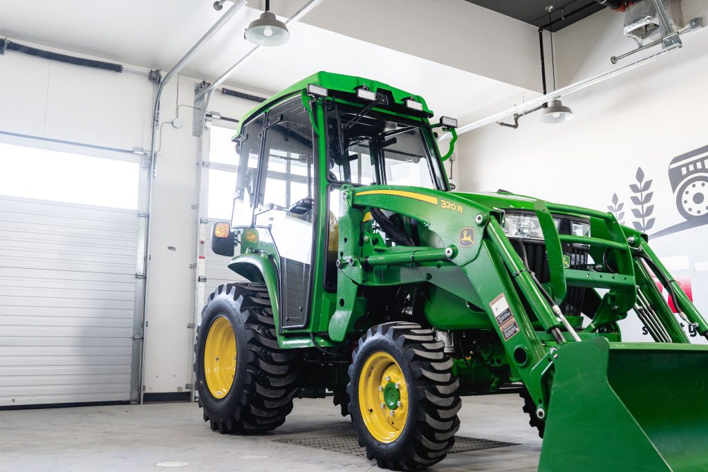 John Deere 3033R/3039R/3046R (JD3046R-001)